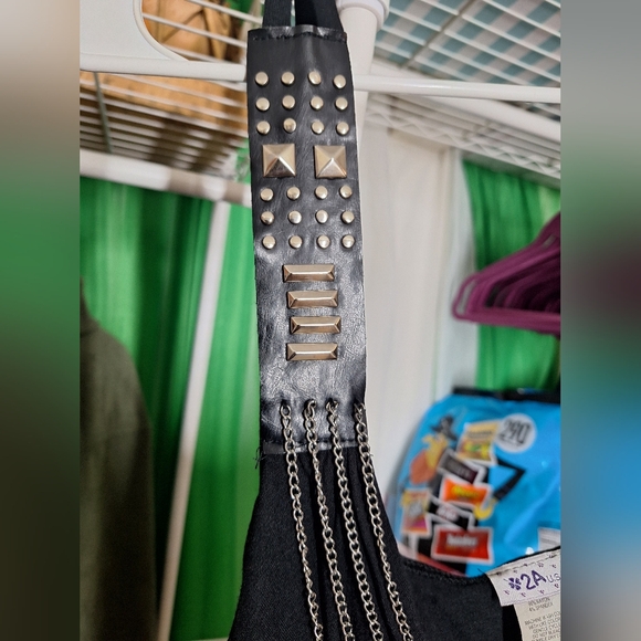 2A black v-neck tank top with chain decor size 1X - Picture 2 of 4